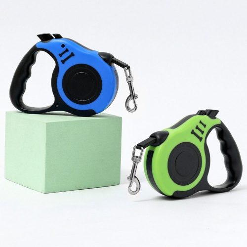 Retractable dog lead in blue and green, showcasing vibrant colours and ergonomic handle for comfort and control.